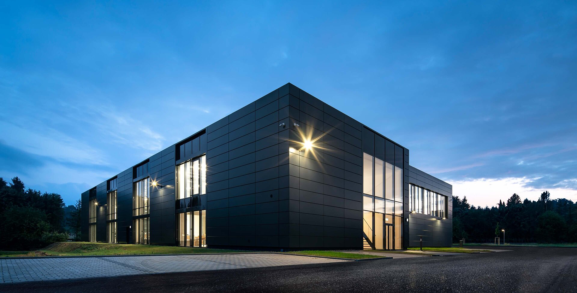 LEDTreiber und schlanke LED Leuchten von HADLER